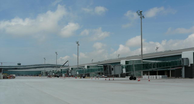 Instal·lació dels 43 fingers (ampliables a 50) de la nova terminal sud de l'aeroport del Prat (Agost de 2008)